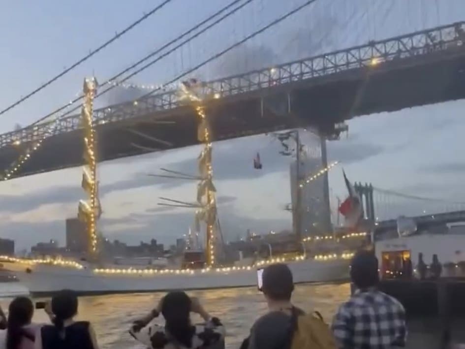 When a Navy Tall Ship Met the Brooklyn Bridge - Takfe.com